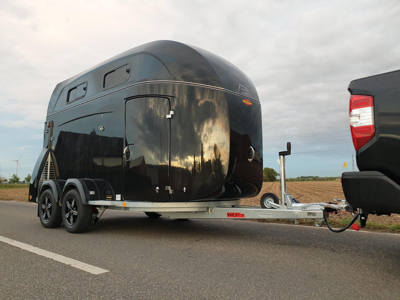 Böckmann Pferdeanhänger Grand Master SKA black Kamera Alufelgen WCF 100km/H 2700kg Modell 2024 - Прицеп-коневоз: фото 2 Böckmann Pferdeanhänger Grand Master SKA black Kamera Alufelgen WCF 100km/H 2700kg Modell 2024 - Прицеп-коневоз: фото 2