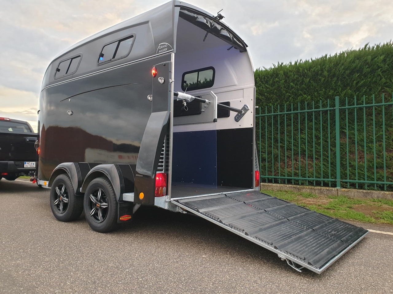 Böckmann Pferdeanhänger Grand Master SKA black Kamera Alufelgen WCF 100km/H 2700kg Modell 2024 - Прицеп-коневоз: фото 4 Böckmann Pferdeanhänger Grand Master SKA black Kamera Alufelgen WCF 100km/H 2700kg Modell 2024 - Прицеп-коневоз: фото 4