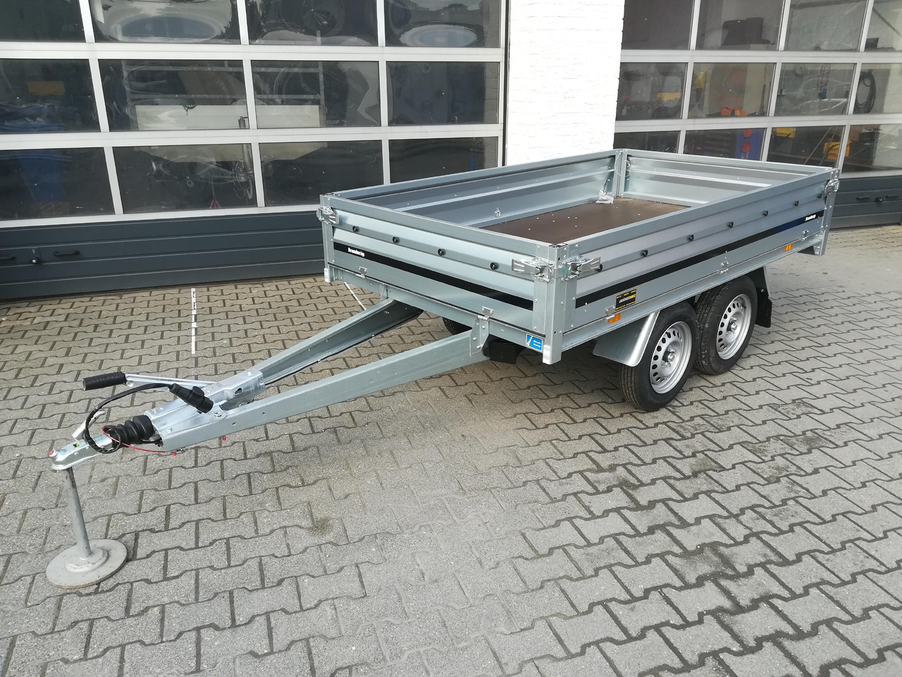Brenderup 3251 STB 1000 Tandemachse 250x142x35cm (S) 13" 1000kg Januar Aktion - Прицеп бортовой/ Платформа: фото 2 Brenderup 3251 STB 1000 Tandemachse 250x142x35cm (S) 13" 1000kg Januar Aktion - Прицеп бортовой/ Платформа: фото 2