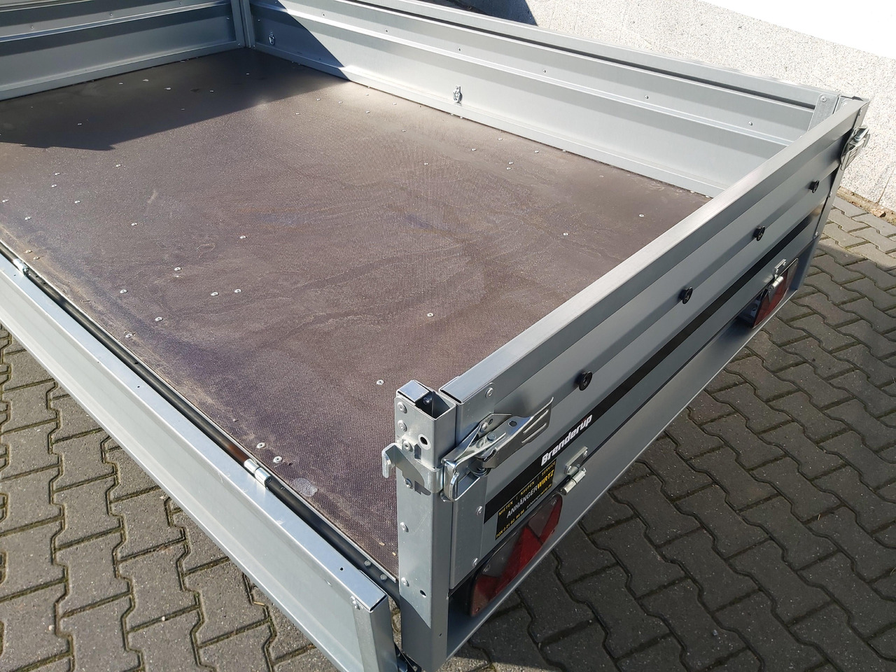Brenderup 3251 STU 750 250x142x35cm Tandemachse 13" (S) 750kg - Прицеп бортовой/ Платформа: фото 4 Brenderup 3251 STU 750 250x142x35cm Tandemachse 13" (S) 750kg - Прицеп бортовой/ Платформа: фото 4