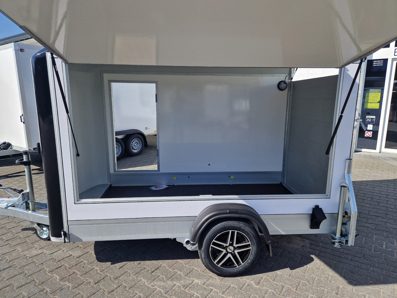 Cargo Roadster 300 300x150x184cm Sandwich weiß Poly black Seitenklappe &Tür Alufelgen 1300kg Pullman - Торговый прицеп: фото 2 Cargo Roadster 300 300x150x184cm Sandwich weiß Poly black Seitenklappe &Tür Alufelgen 1300kg Pullman - Торговый прицеп: фото 2