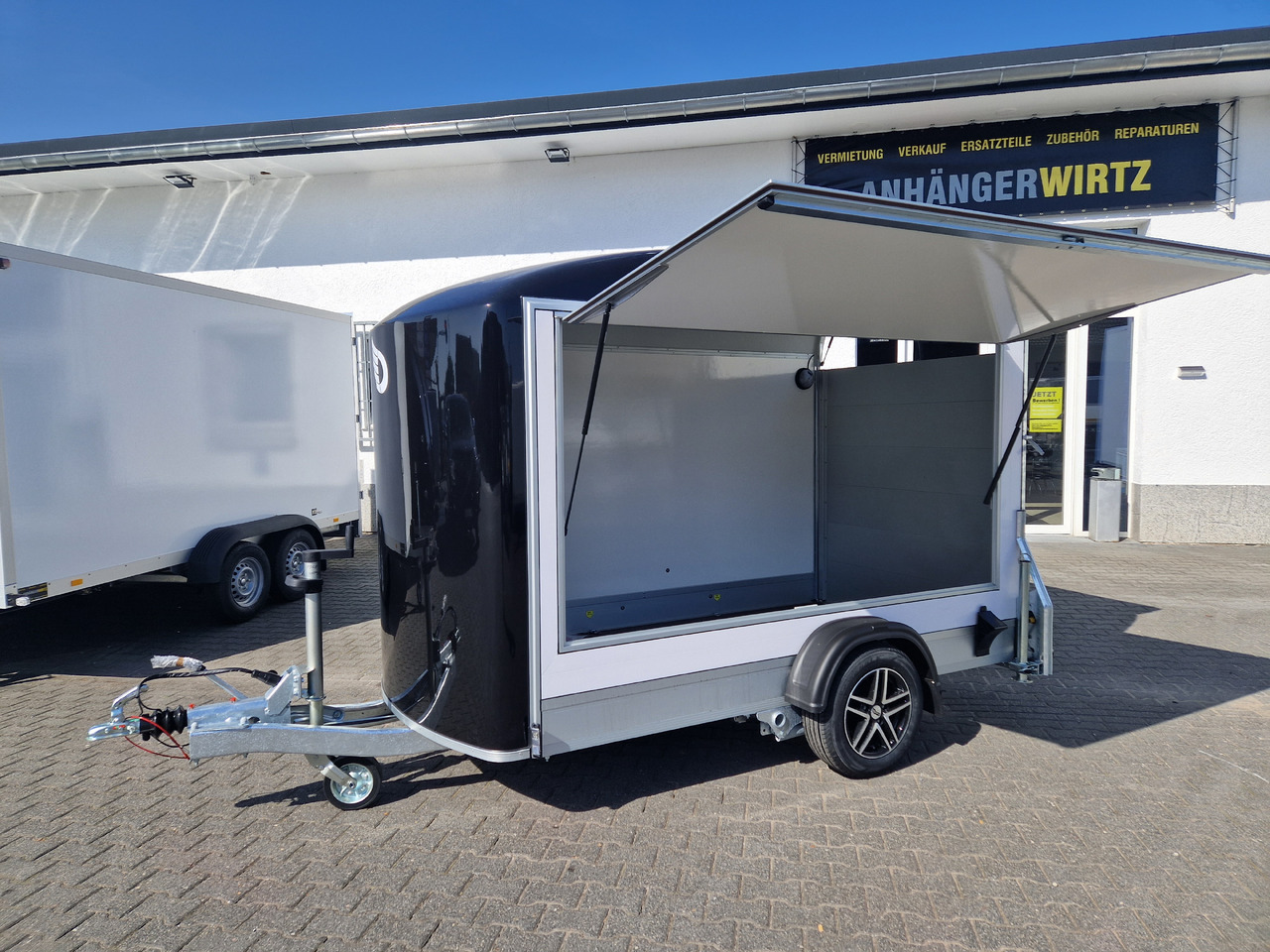 Cargo Roadster 300 300x150x184cm Sandwich weiß Poly black Seitenklappe &Tür Alufelgen 1300kg Pullman - Торговый прицеп: фото 1 Cargo Roadster 300 300x150x184cm Sandwich weiß Poly black Seitenklappe &Tür Alufelgen 1300kg Pullman - Торговый прицеп: фото 1
