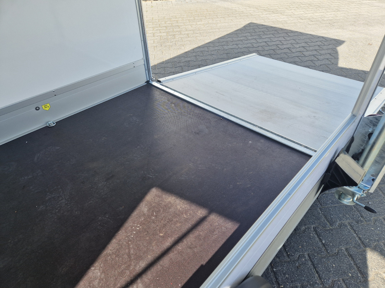 Торговый прицеп Cargo Roadster 300 300x150x184cm Sandwich weiß Poly black Seitenklappe &Tür Alufelgen 1300kg Pullman: фото 9