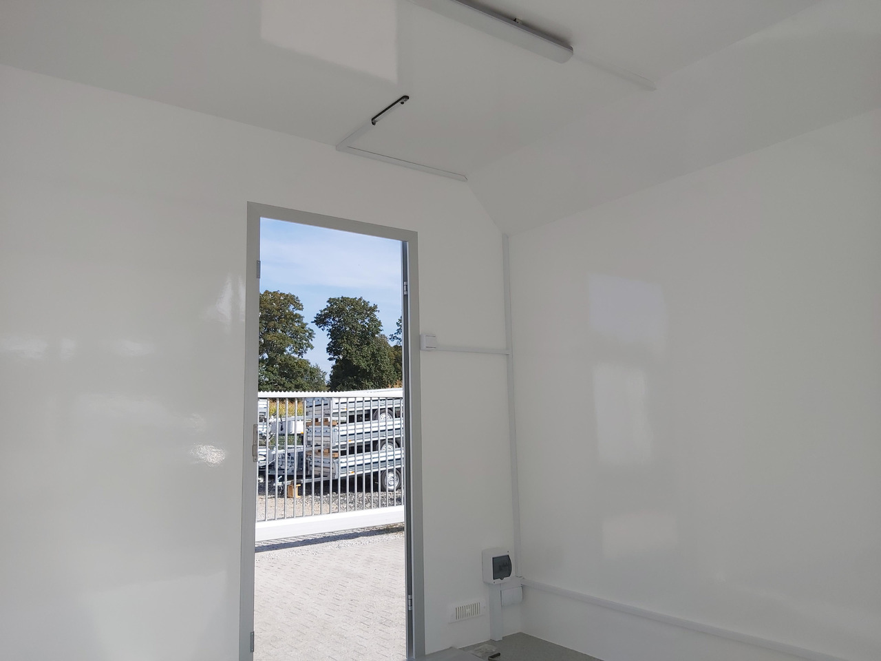 Event Trailer Koffer TWSP M 420T.01 420x220x217cm Seitenklappe Tür 230Volt 100 km/H 2700kg - Торговый прицеп: фото 5 Event Trailer Koffer TWSP M 420T.01 420x220x217cm Seitenklappe Tür 230Volt 100 km/H 2700kg - Торговый прицеп: фото 5