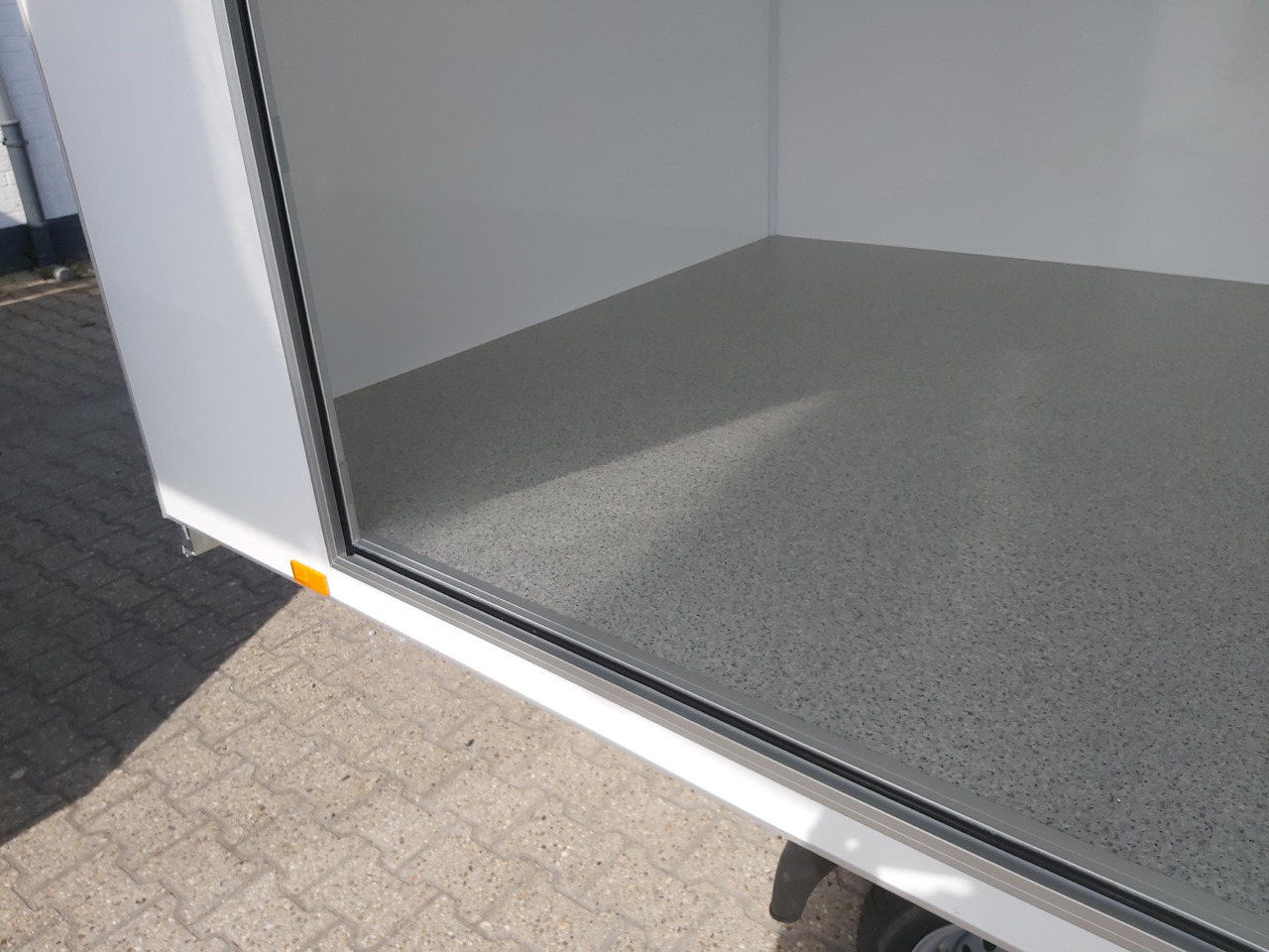 Event Trailer Koffer TWSP M 420T.01 420x220x217cm Seitenklappe Tür 230Volt 100 km/H 2700kg - Торговый прицеп: фото 4 Event Trailer Koffer TWSP M 420T.01 420x220x217cm Seitenklappe Tür 230Volt 100 km/H 2700kg - Торговый прицеп: фото 4