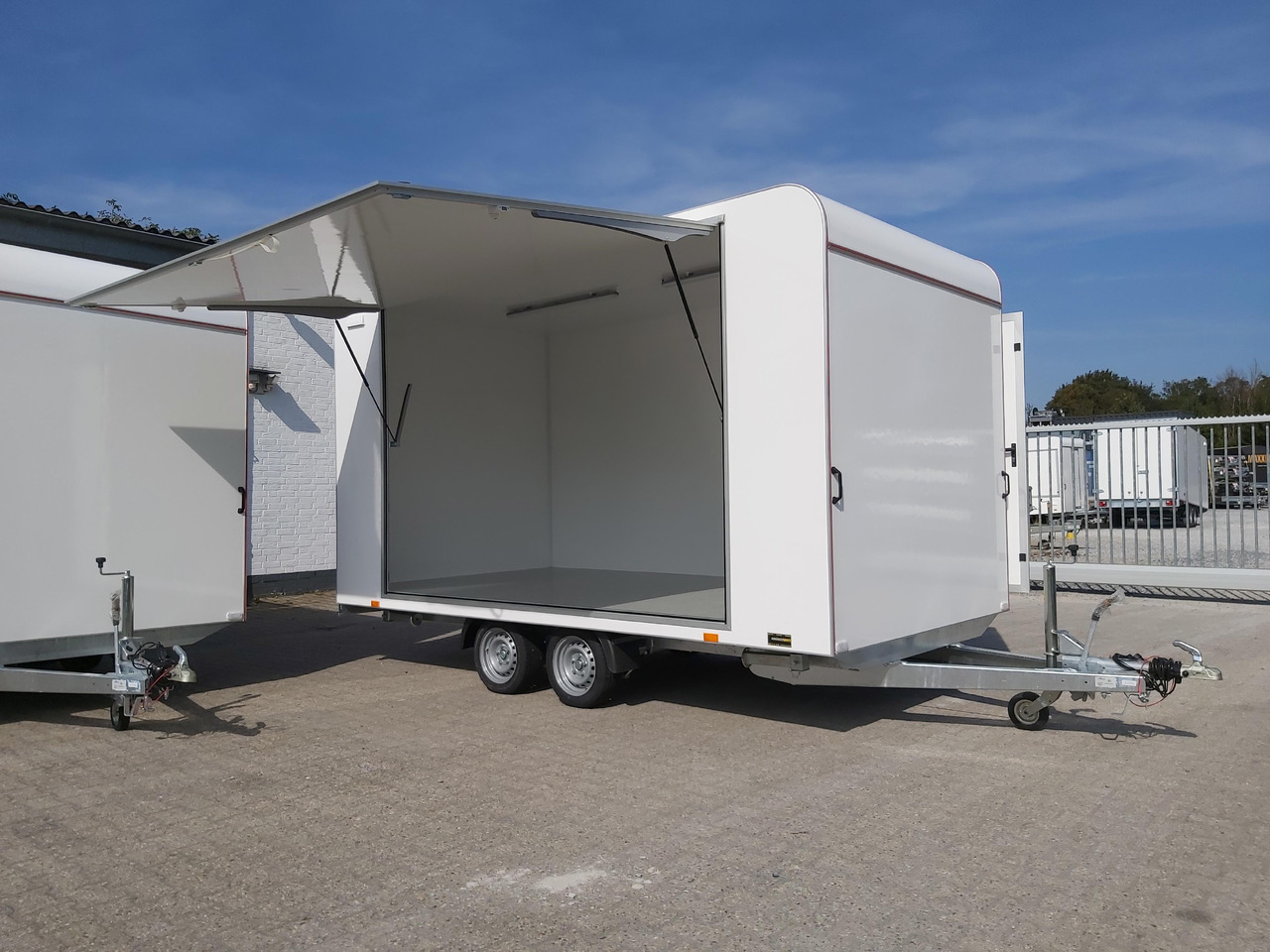 Event Trailer Koffer TWSP M 420T.01 420x220x217cm Seitenklappe Tür 230Volt 100 km/H 2700kg - Торговый прицеп: фото 1 Event Trailer Koffer TWSP M 420T.01 420x220x217cm Seitenklappe Tür 230Volt 100 km/H 2700kg - Торговый прицеп: фото 1