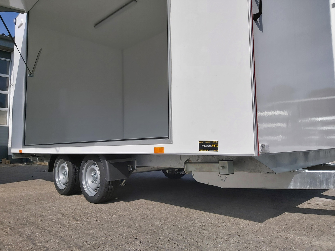 Event Trailer Koffer TWSP M 420T.01 420x220x217cm Seitenklappe Tür 230Volt 100 km/H 2700kg - Торговый прицеп: фото 3 Event Trailer Koffer TWSP M 420T.01 420x220x217cm Seitenklappe Tür 230Volt 100 km/H 2700kg - Торговый прицеп: фото 3