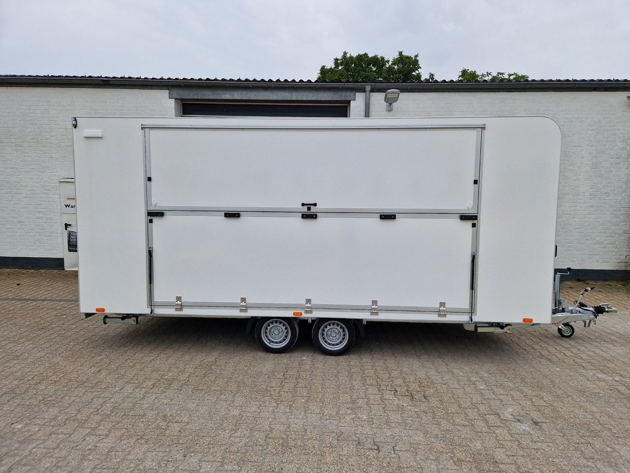 Event Trailer Koffer TWSP M 550T.01 550x220x217cm Seitenklappe Treppe Tür 230VLicht IL 100kmH 2700kg - Торговый прицеп: фото 4 Event Trailer Koffer TWSP M 550T.01 550x220x217cm Seitenklappe Treppe Tür 230VLicht IL 100kmH 2700kg - Торговый прицеп: фото 4