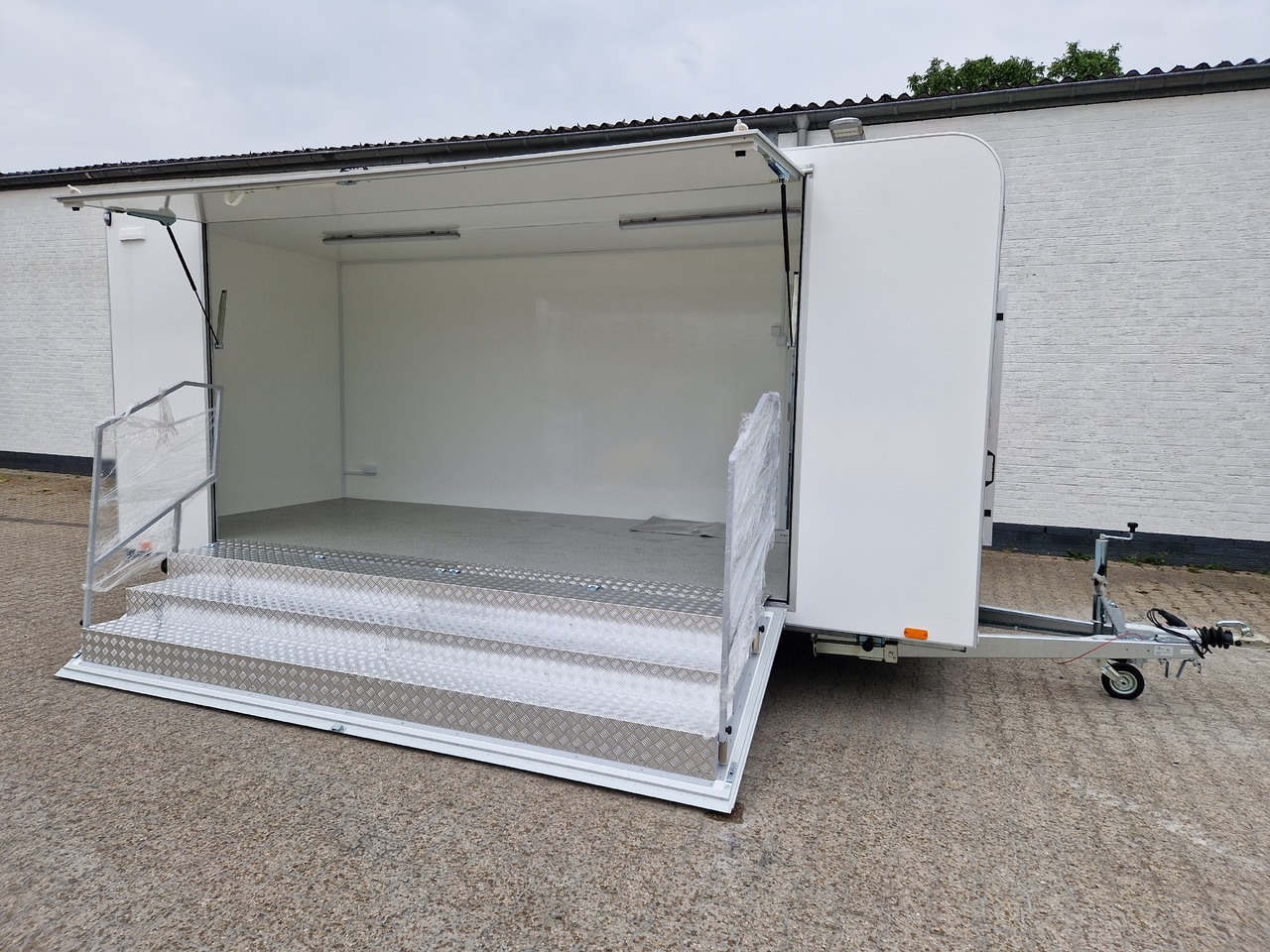 Event Trailer Koffer TWSP M 550T.01 550x220x217cm Seitenklappe Treppe Tür 230VLicht IL 100kmH 2700kg - Торговый прицеп: фото 1 Event Trailer Koffer TWSP M 550T.01 550x220x217cm Seitenklappe Treppe Tür 230VLicht IL 100kmH 2700kg - Торговый прицеп: фото 1