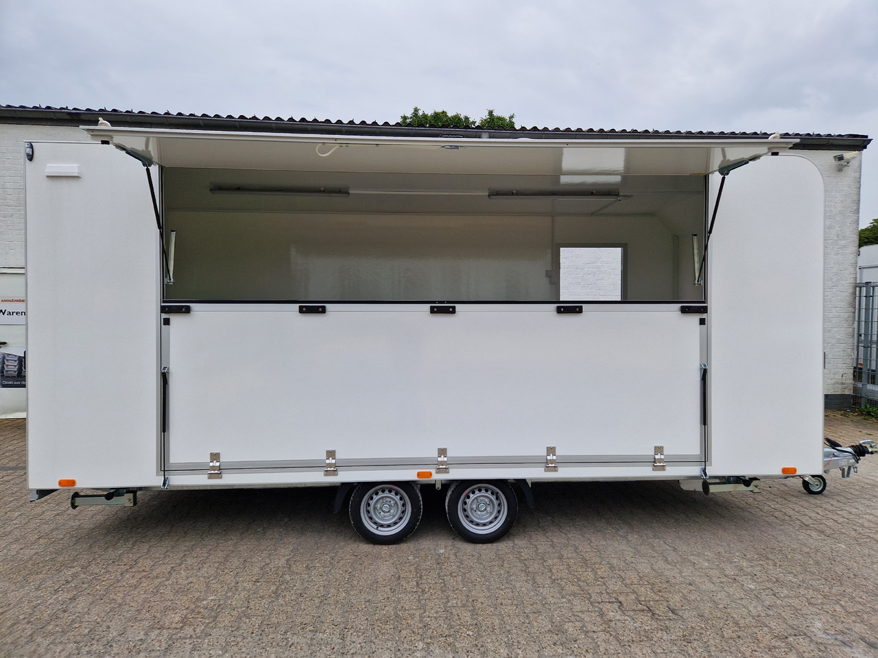 Event Trailer Koffer TWSP M 550T.01 550x220x217cm Seitenklappe Treppe Tür 230VLicht IL 100kmH 2700kg - Торговый прицеп: фото 3 Event Trailer Koffer TWSP M 550T.01 550x220x217cm Seitenklappe Treppe Tür 230VLicht IL 100kmH 2700kg - Торговый прицеп: фото 3