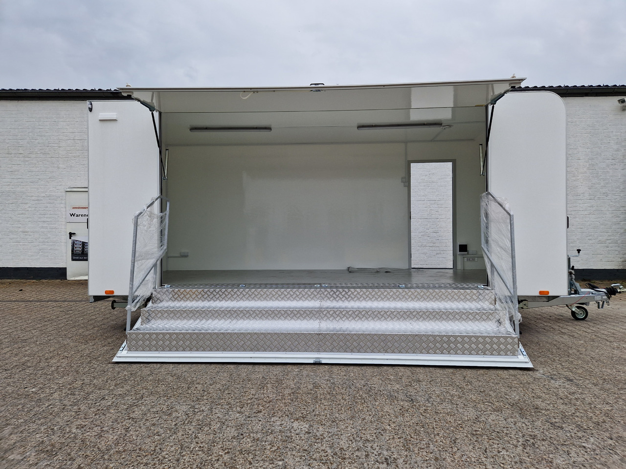 Event Trailer Koffer TWSP M 550T.01 550x220x217cm Seitenklappe Treppe Tür 230VLicht IL 100kmH 2700kg - Торговый прицеп: фото 2 Event Trailer Koffer TWSP M 550T.01 550x220x217cm Seitenklappe Treppe Tür 230VLicht IL 100kmH 2700kg - Торговый прицеп: фото 2
