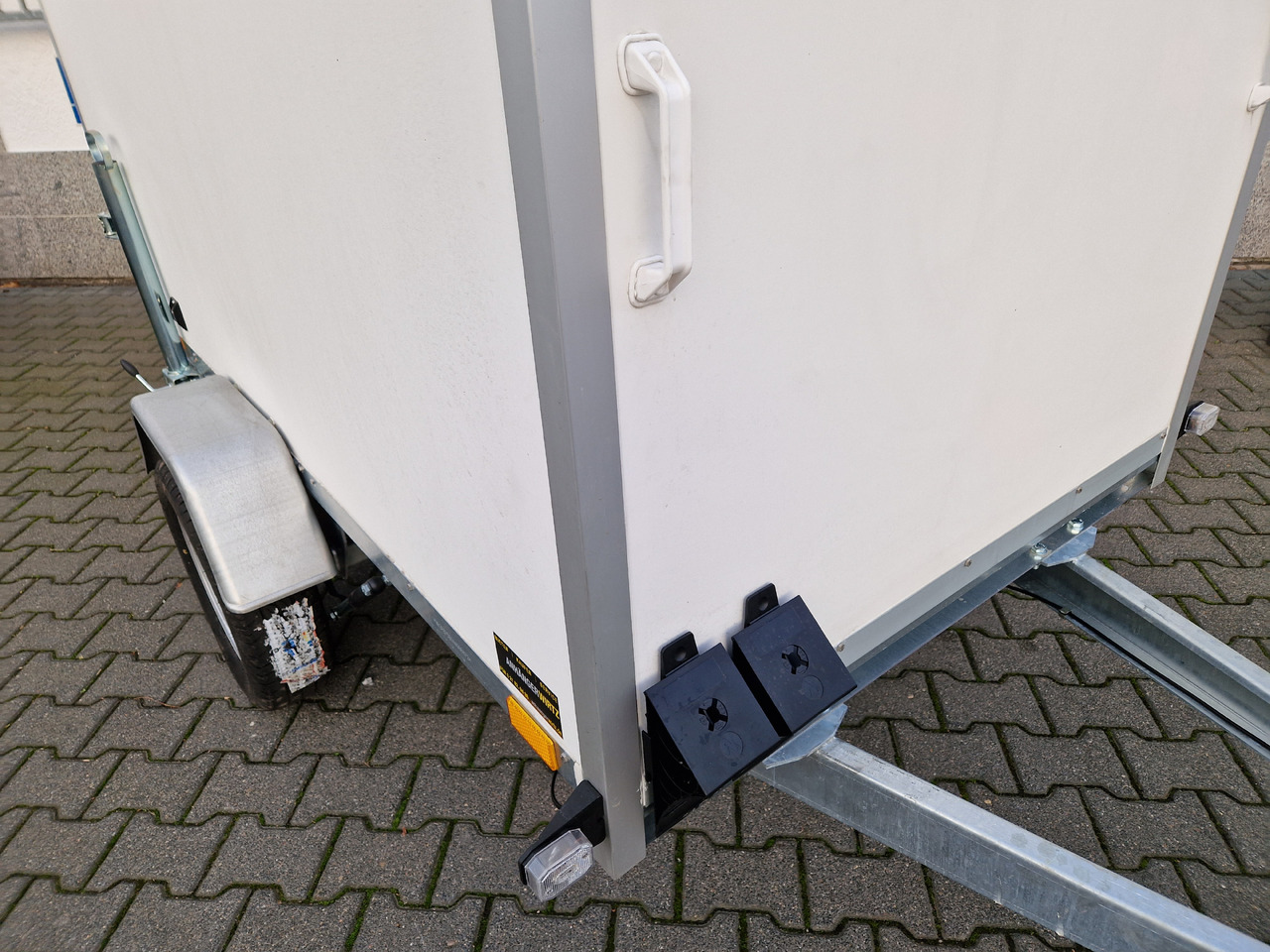 Kargo F7520D 204x114x150cm Zurrsystem (XS) 750kg 100km/H Modell 2024 - Прицеп-фургон: фото 5 Kargo F7520D 204x114x150cm Zurrsystem (XS) 750kg 100km/H Modell 2024 - Прицеп-фургон: фото 5