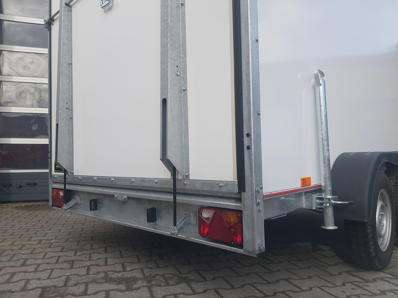 Koffer TFS 300T.01 2700 300x200x210cm aero Heckrampe Zurrsystem 100km/H 2700kg - Прицеп-фургон: фото 4 Koffer TFS 300T.01 2700 300x200x210cm aero Heckrampe Zurrsystem 100km/H 2700kg - Прицеп-фургон: фото 4