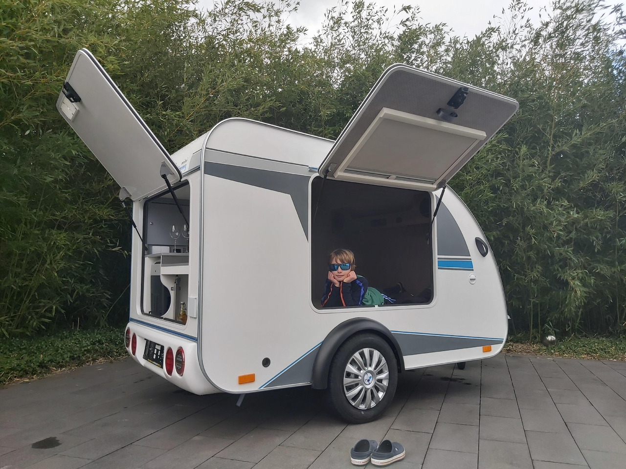 Mini Camper Mini Tommy TMC25 252x140x121cm aero V1 Küche 12V/230V 100km/H 750kg gebremst Modell 24 - Прицеп дача: фото 2 Mini Camper Mini Tommy TMC25 252x140x121cm aero V1 Küche 12V/230V 100km/H 750kg gebremst Modell 24 - Прицеп дача: фото 2