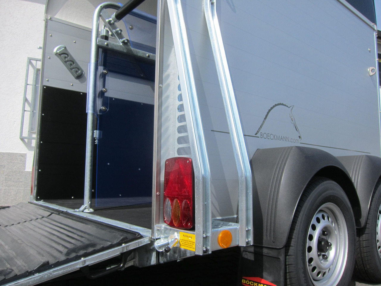 Pferdeanhänger Böckmann Champion C 2400kg Heckflügeltür blackline CFF+ 100 km/H 2400kg Abverkauf - Прицеп-коневоз: фото 3 Pferdeanhänger Böckmann Champion C 2400kg Heckflügeltür blackline CFF+ 100 km/H 2400kg Abverkauf - Прицеп-коневоз: фото 3