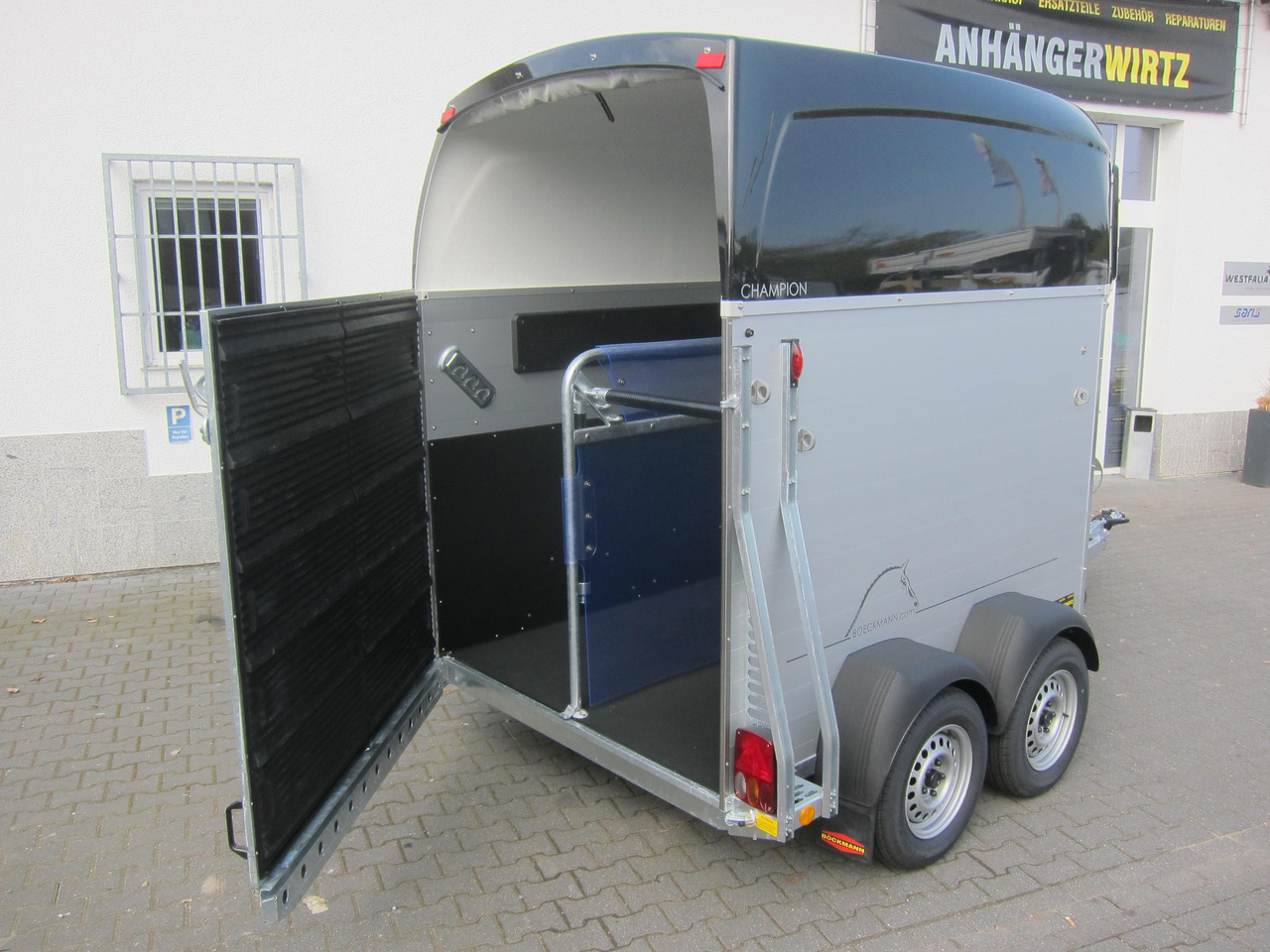 Pferdeanhänger Böckmann Champion C 2400kg Heckflügeltür blackline CFF+ 100 km/H 2400kg Abverkauf - Прицеп-коневоз: фото 4 Pferdeanhänger Böckmann Champion C 2400kg Heckflügeltür blackline CFF+ 100 km/H 2400kg Abverkauf - Прицеп-коневоз: фото 4