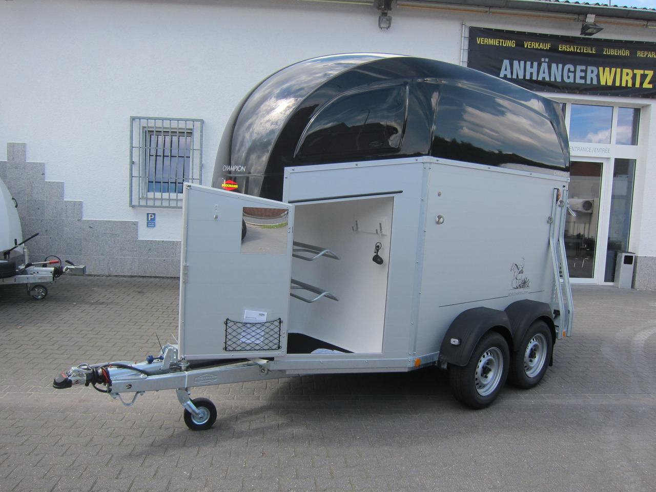 Pferdeanhänger Böckmann Champion R 165 Western Sattelkammer blackline 2400kg CFF 100 km/H Modell 22 - Прицеп-коневоз: фото 2 Pferdeanhänger Böckmann Champion R 165 Western Sattelkammer blackline 2400kg CFF 100 km/H Modell 22 - Прицеп-коневоз: фото 2