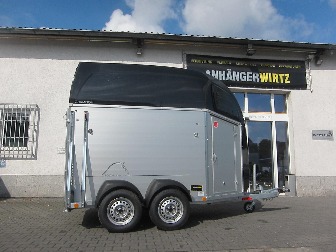 Pferdeanhänger Böckmann Champion R Sattelkammer blackline 2400kg CFF+ 100 km/H Modell 25 - Прицеп-коневоз: фото 4 Pferdeanhänger Böckmann Champion R Sattelkammer blackline 2400kg CFF+ 100 km/H Modell 25 - Прицеп-коневоз: фото 4