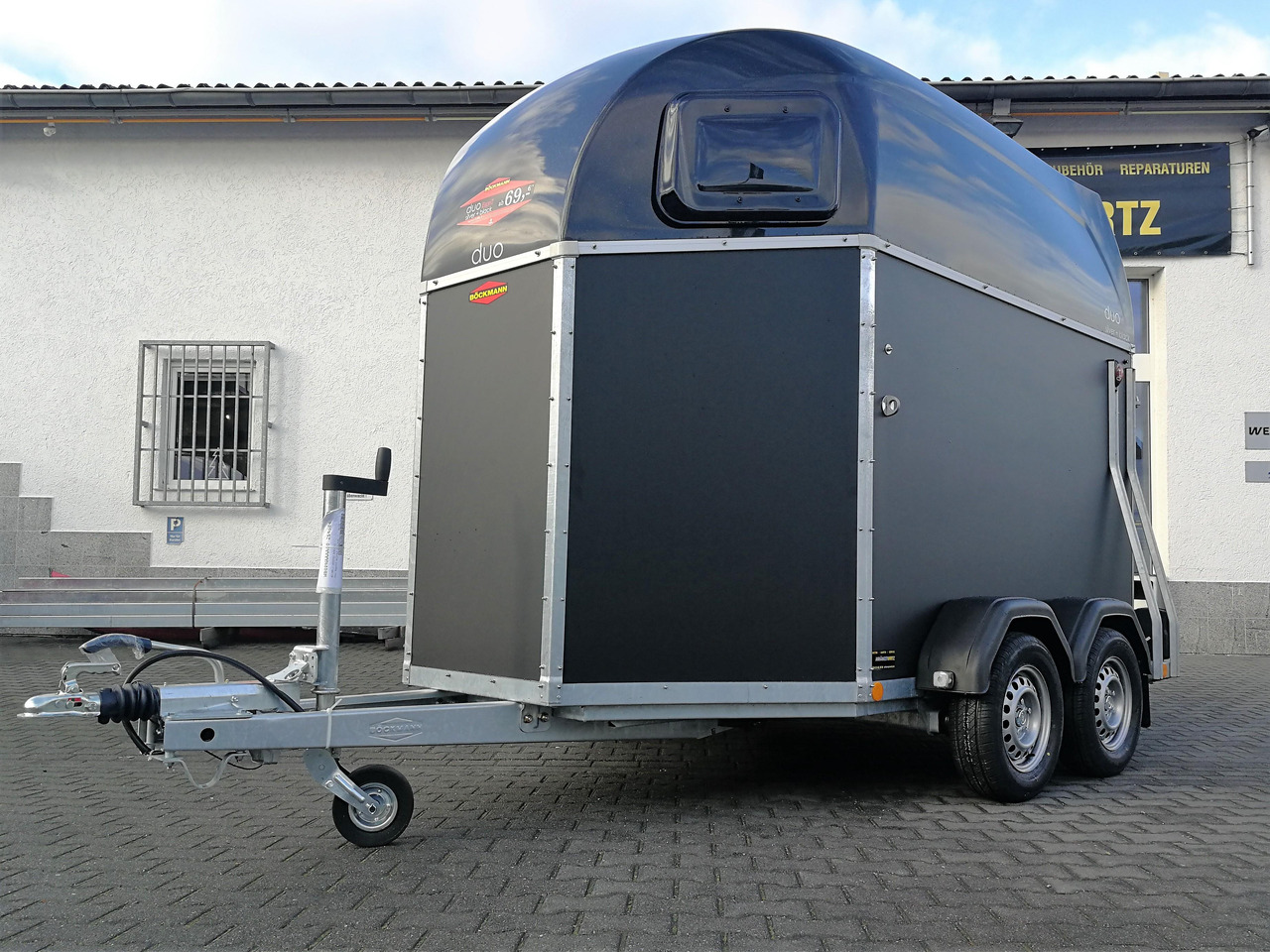 Pferdeanhänger Böckmann DUO Esprit silver black Haube schwarz 2400kg Modell 2024 - Прицеп-коневоз: фото 3 Pferdeanhänger Böckmann DUO Esprit silver black Haube schwarz 2400kg Modell 2024 - Прицеп-коневоз: фото 3