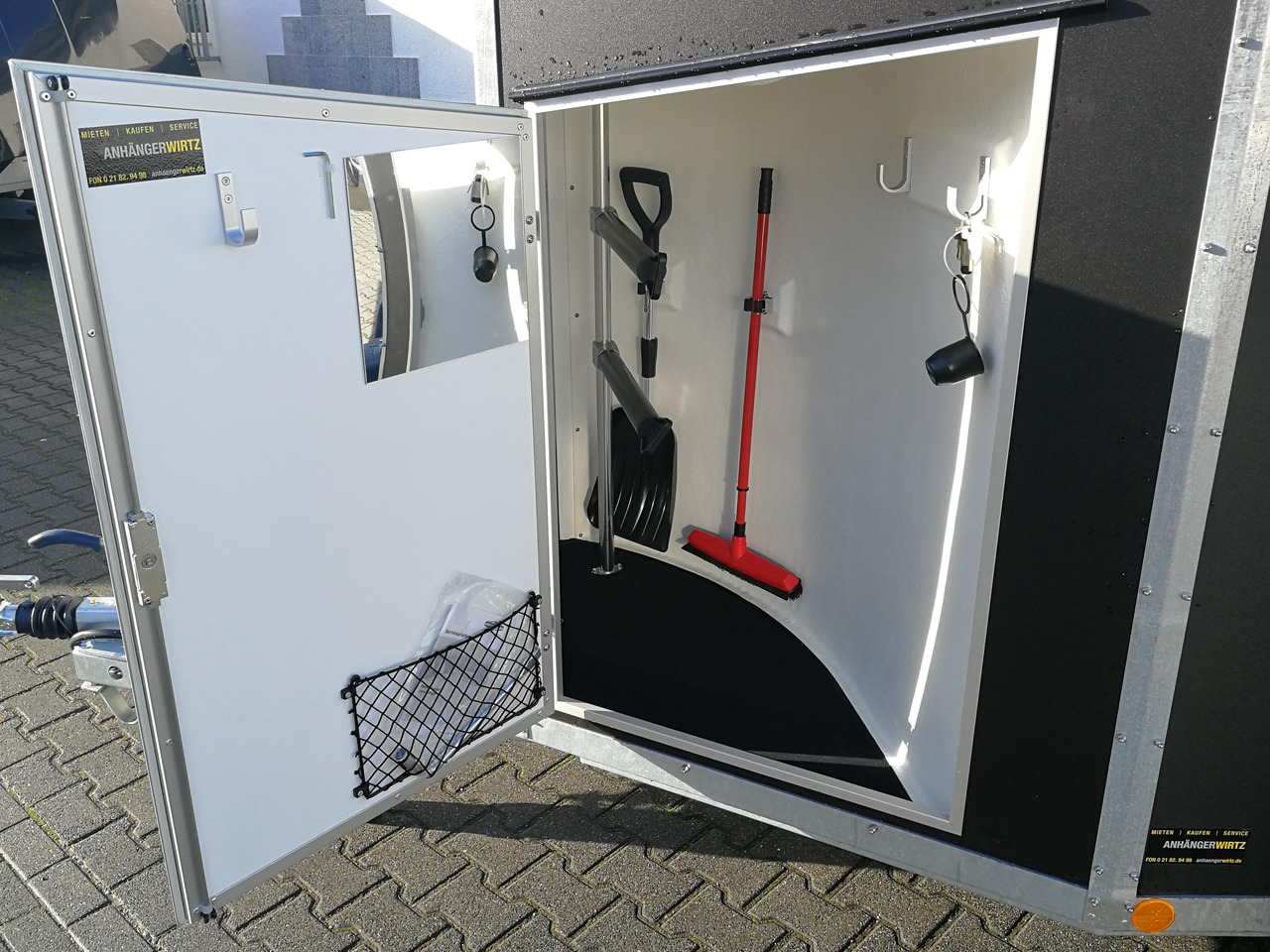 Pferdeanhänger Böckmann DUO Esprit silver black Sattelkammer Trittschutz Pack 2400kg 100km/H 2024 - Прицеп-коневоз: фото 5 Pferdeanhänger Böckmann DUO Esprit silver black Sattelkammer Trittschutz Pack 2400kg 100km/H 2024 - Прицеп-коневоз: фото 5