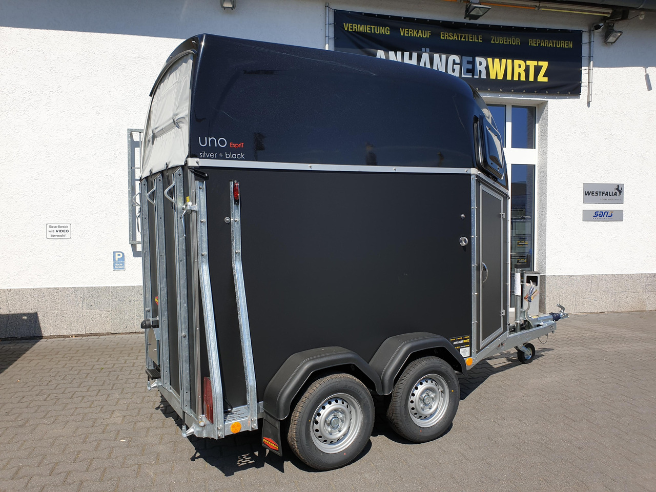 Pferdeanhänger Böckmann UNO Esprit silver & black Haube black 1600kg Modell 2023 - Прицеп-коневоз: фото 4 Pferdeanhänger Böckmann UNO Esprit silver & black Haube black 1600kg Modell 2023 - Прицеп-коневоз: фото 4