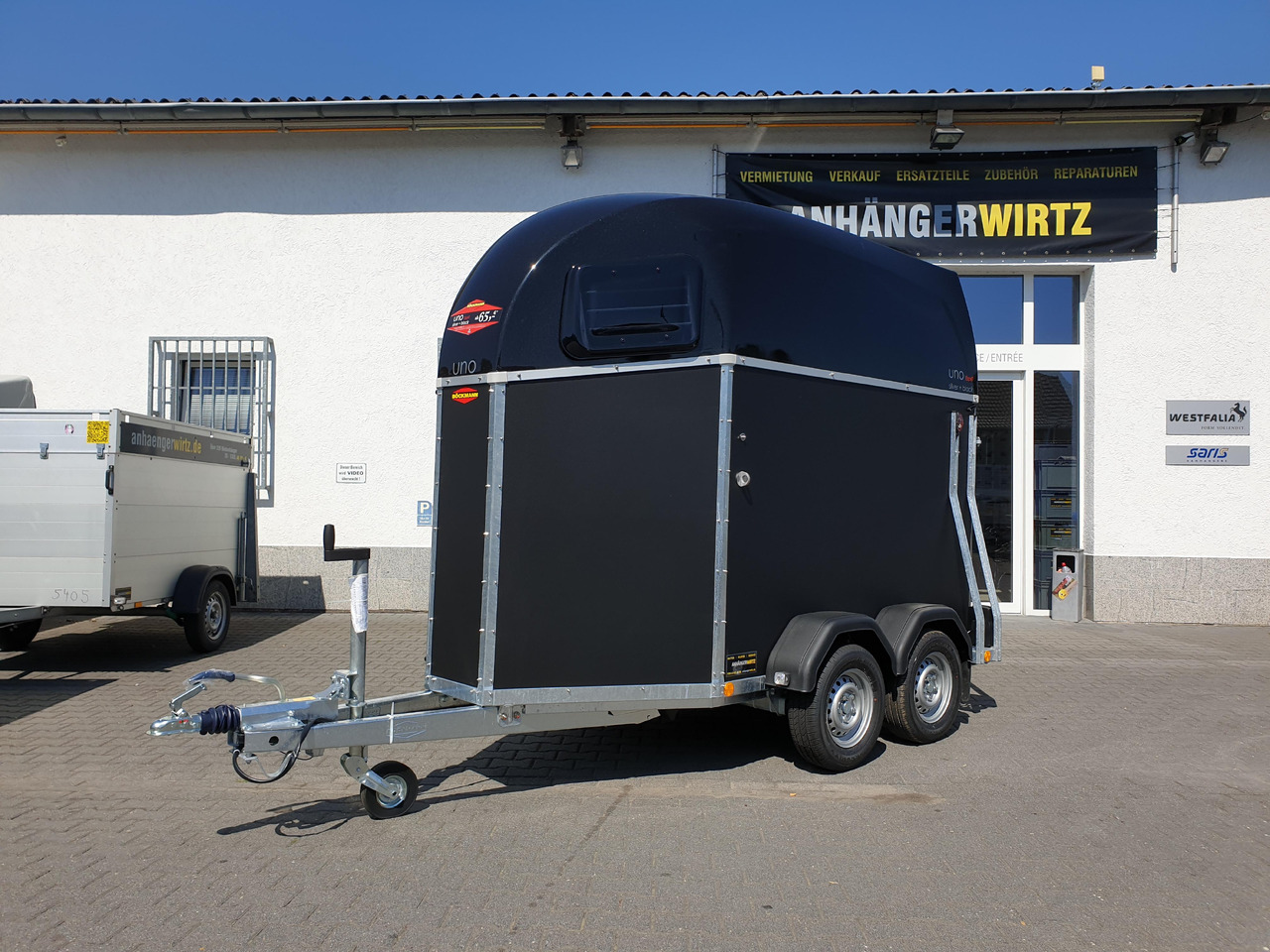 Pferdeanhänger Böckmann UNO Esprit silver & black Haube black 1600kg Modell 2023 - Прицеп-коневоз: фото 2 Pferdeanhänger Böckmann UNO Esprit silver & black Haube black 1600kg Modell 2023 - Прицеп-коневоз: фото 2