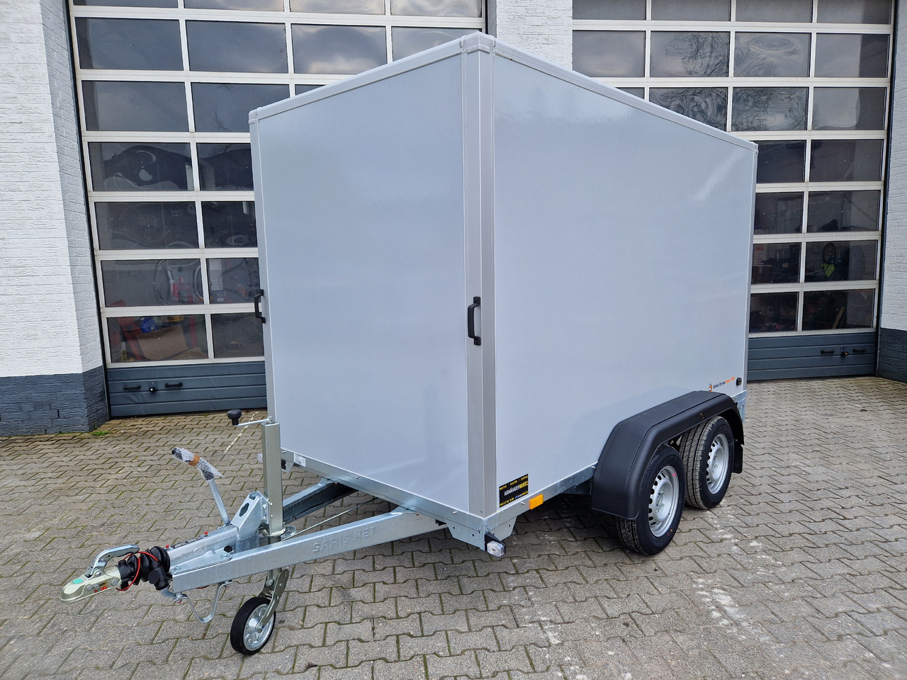 Saris Koffer GO 306 154 180 2000 2 306x154x180cm GFK grau (M) 2000kg Modell 2023 - Прицеп-фургон: фото 2 Saris Koffer GO 306 154 180 2000 2 306x154x180cm GFK grau (M) 2000kg Modell 2023 - Прицеп-фургон: фото 2