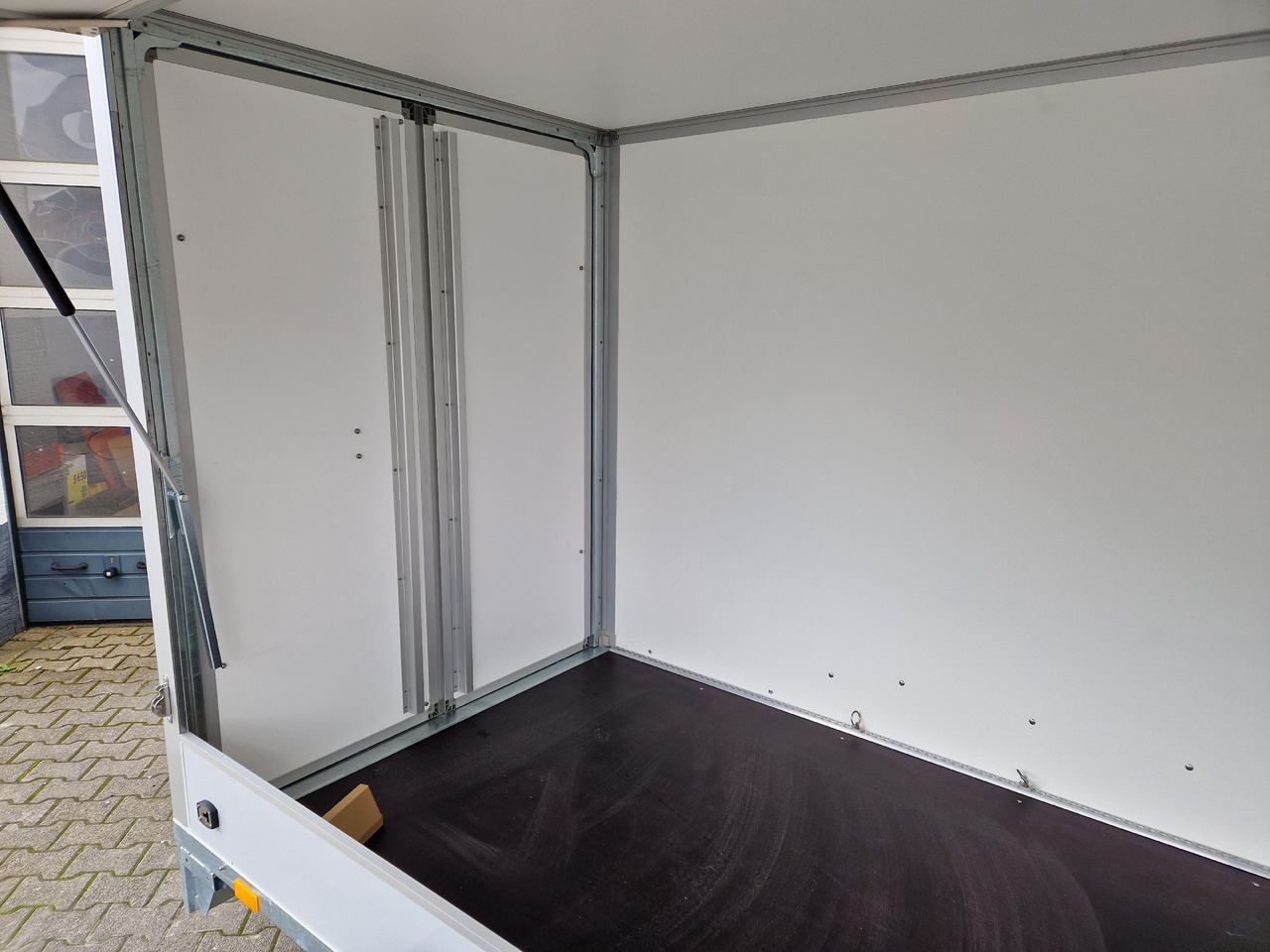 Saris Koffer GO 306 154 180 2000 2 306x154x180cm GFK grau Seitenklappe (M) 2000kg Modell 2024 - Прицеп-фургон: фото 3 Saris Koffer GO 306 154 180 2000 2 306x154x180cm GFK grau Seitenklappe (M) 2000kg Modell 2024 - Прицеп-фургон: фото 3