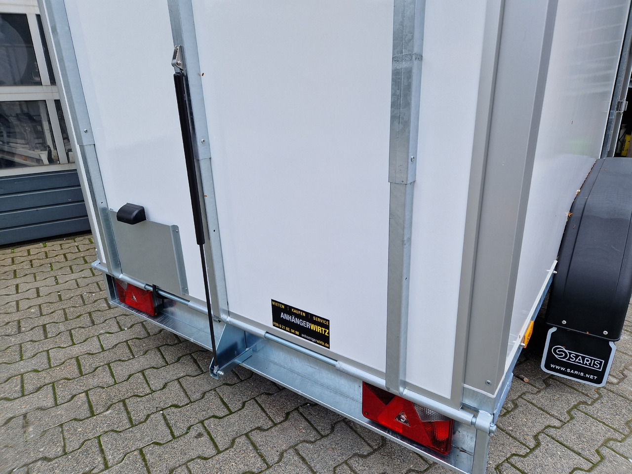 Saris Koffer GO 306 154 180 2000 2 306x154x180cm GFK weiss Seitentür Auffahrklappe (M) 2000kg 2023 - Прицеп-фургон: фото 5 Saris Koffer GO 306 154 180 2000 2 306x154x180cm GFK weiss Seitentür Auffahrklappe (M) 2000kg 2023 - Прицеп-фургон: фото 5