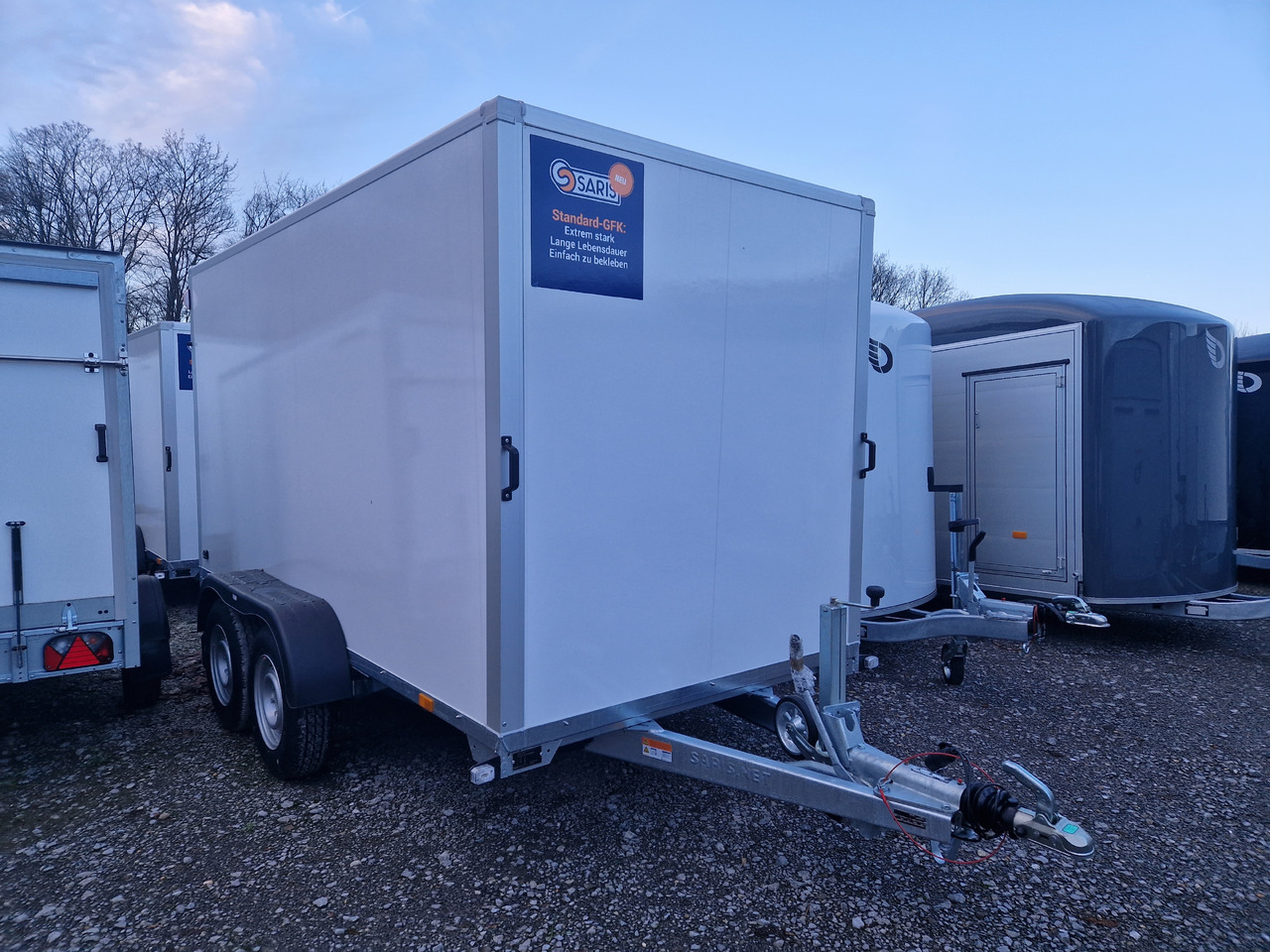 Saris Koffer GO 3506 169 180 2700 2 356x169x180cm weiss GFK (L) 2700kg Modell 2024 - Прицеп-фургон: фото 1 Saris Koffer GO 3506 169 180 2700 2 356x169x180cm weiss GFK (L) 2700kg Modell 2024 - Прицеп-фургон: фото 1