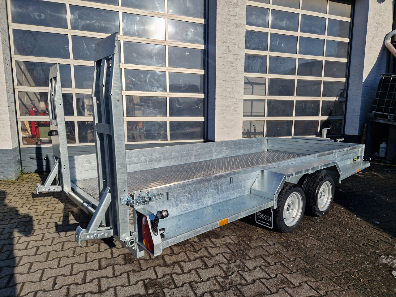 Saris Magnum MAXX 3500 406x182x30cm force one Rampen Schaufelablage 100km/H 3500kg Januar Aktion - Прицеп для спецтехники: фото 2 Saris Magnum MAXX 3500 406x182x30cm force one Rampen Schaufelablage 100km/H 3500kg Januar Aktion - Прицеп для спецтехники: фото 2