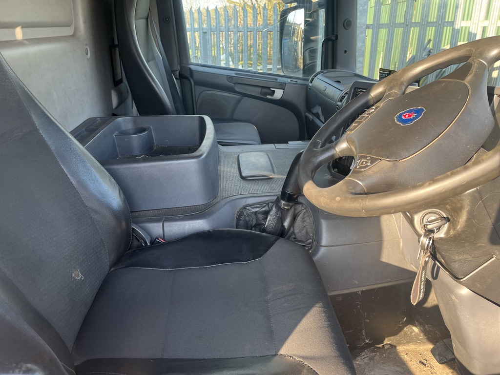 Scania P230 4x2 Curtain side - Тентованный грузовик: фото 5 Scania P230 4x2 Curtain side - Тентованный грузовик: фото 5