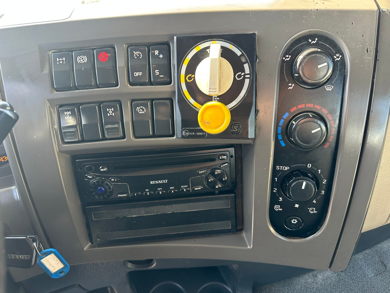 RENAULT / RENAULT TRUCKS Kerax DXI 370 8x2 Belolli 9m2 - Автобетоносмеситель: фото 4 RENAULT / RENAULT TRUCKS Kerax DXI 370 8x2 Belolli 9m2 - Автобетоносмеситель: фото 4