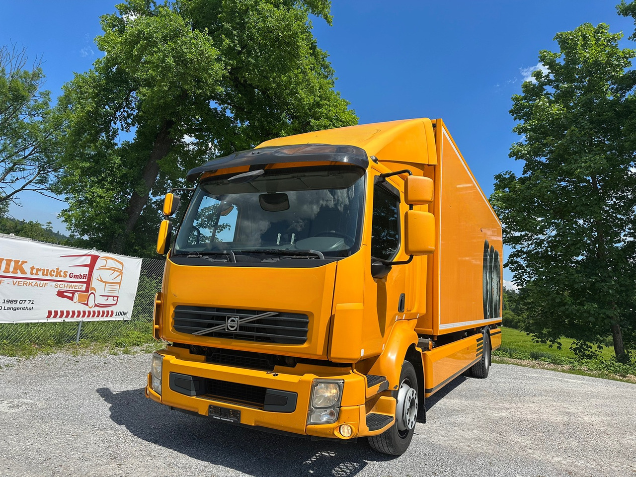 VOLVO FL 2404x2 - Грузовик с закрытым кузовом: фото 1 VOLVO FL 2404x2 - Грузовик с закрытым кузовом: фото 1