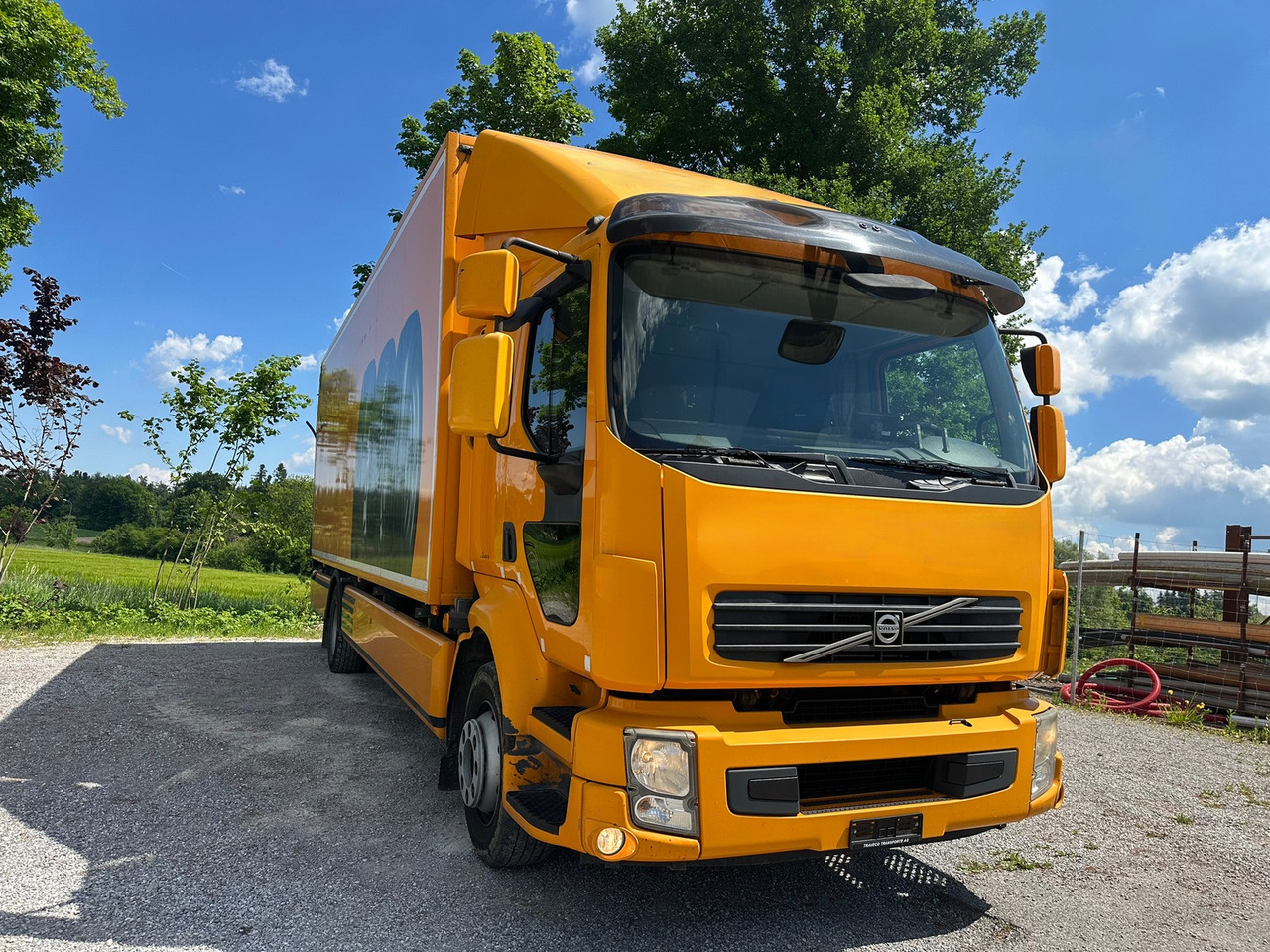 VOLVO FL 2404x2 - Грузовик с закрытым кузовом: фото 2 VOLVO FL 2404x2 - Грузовик с закрытым кузовом: фото 2