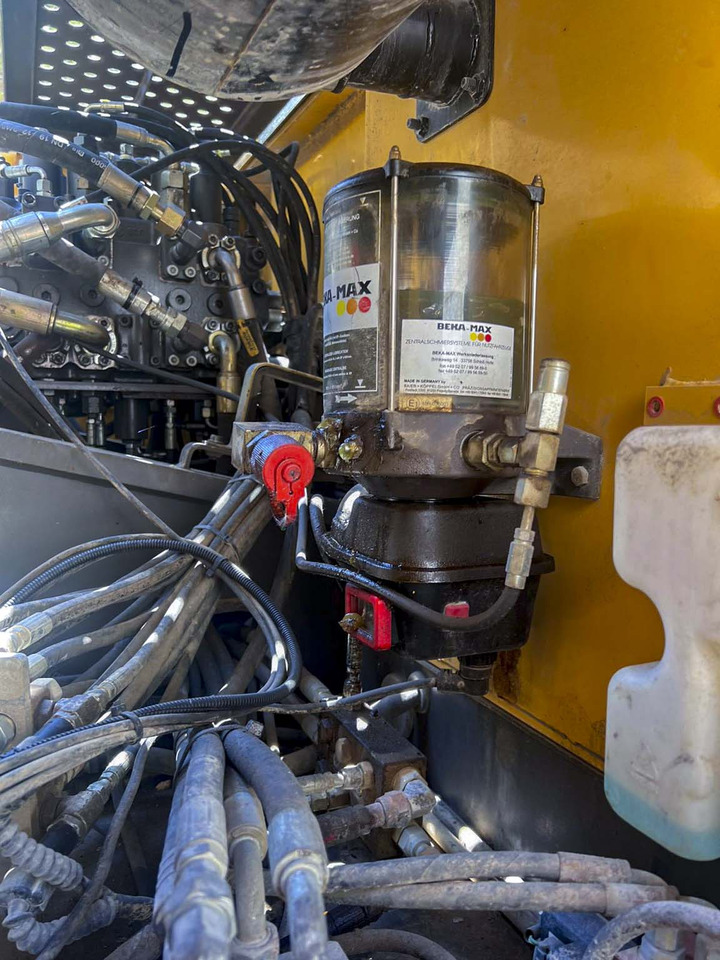 Гусеничный экскаватор VOLVO EC220D: фото 10