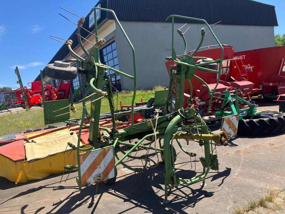 Krone KW 5.50 Wender, Heuer, Zetter hydr. Grenzstreueinrichtung - Сеноворошилка: фото 2 Krone KW 5.50 Wender, Heuer, Zetter hydr. Grenzstreueinrichtung - Сеноворошилка: фото 2