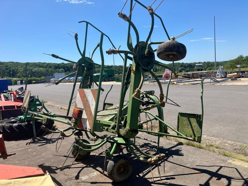 Krone KW 5.50 Wender, Heuer, Zetter hydr. Grenzstreueinrichtung - Сеноворошилка: фото 3 Krone KW 5.50 Wender, Heuer, Zetter hydr. Grenzstreueinrichtung - Сеноворошилка: фото 3