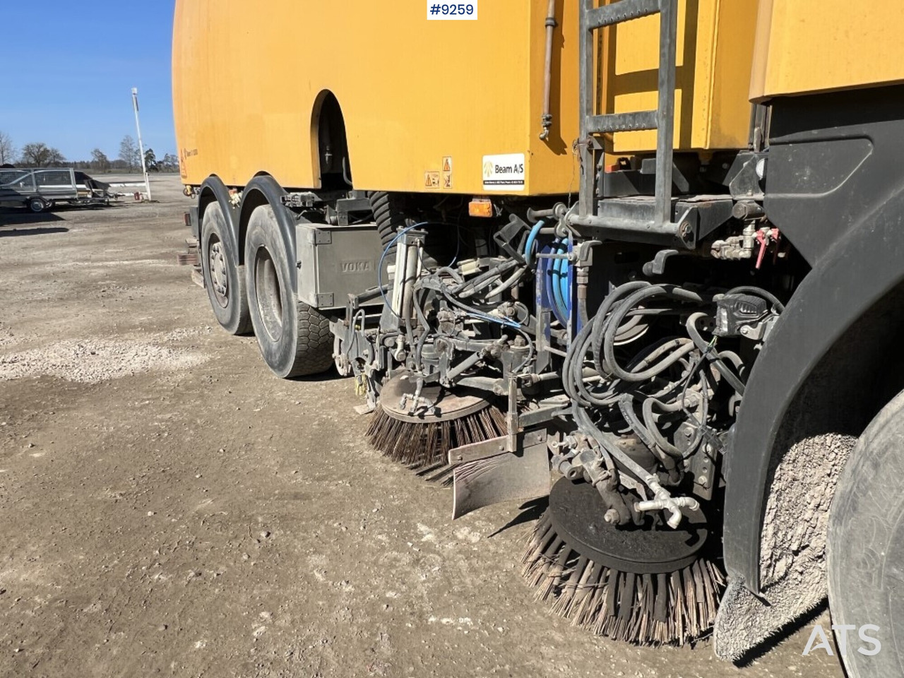Scania sweeper truck with Johnston Beam sweeper (VIDEO) - Подметально-уборочная машина: фото 4 Scania sweeper truck with Johnston Beam sweeper (VIDEO) - Подметально-уборочная машина: фото 4