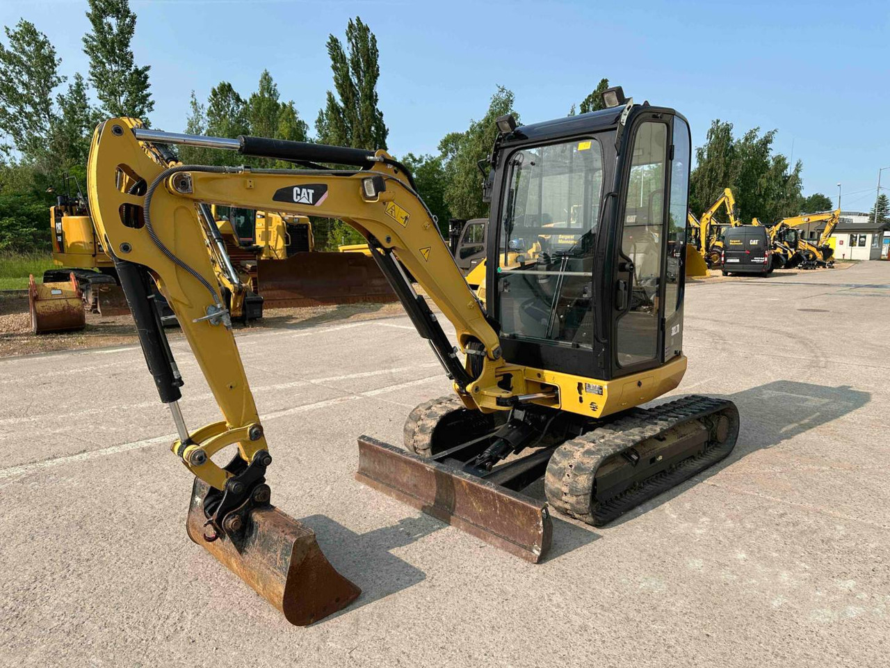CAT 302.7DCR - Гусеничный экскаватор: фото 1 CAT 302.7DCR - Гусеничный экскаватор: фото 1