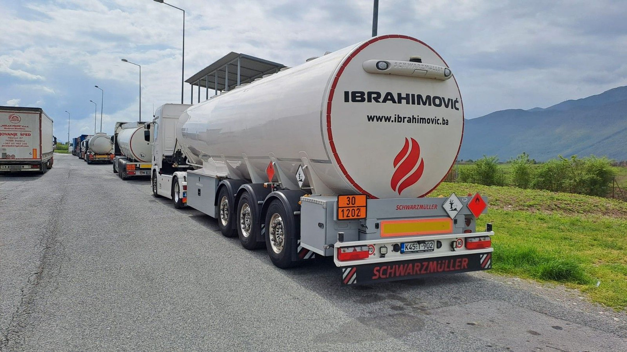 Schwarzmüller 4 Kammern, ADR, Treibstoff Fuel - Полуприцеп-цистерна: фото 2 Schwarzmüller 4 Kammern, ADR, Treibstoff Fuel - Полуприцеп-цистерна: фото 2