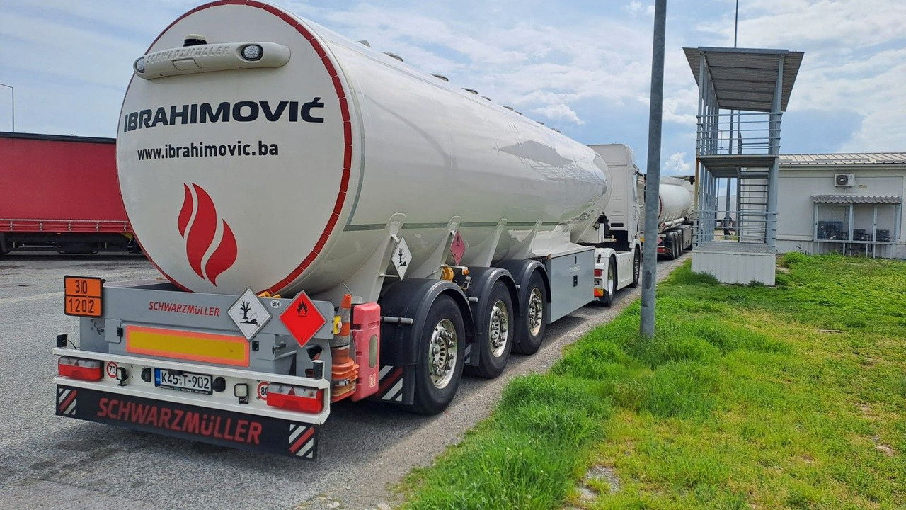 Schwarzmüller 4 Kammern, ADR, Treibstoff Fuel - Полуприцеп-цистерна: фото 1 Schwarzmüller 4 Kammern, ADR, Treibstoff Fuel - Полуприцеп-цистерна: фото 1
