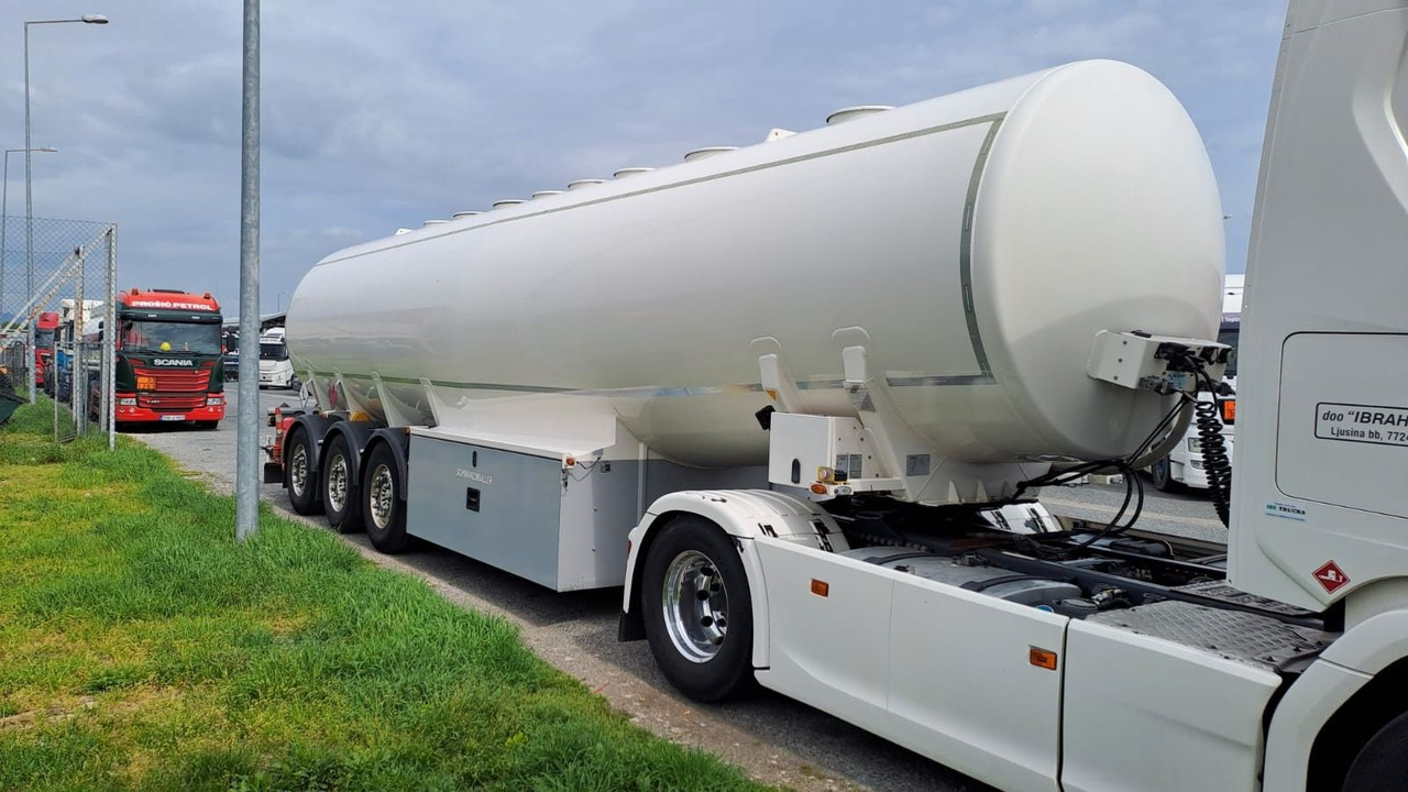 Schwarzmüller 4 Kammern, ADR, Treibstoff Fuel - Полуприцеп-цистерна: фото 3 Schwarzmüller 4 Kammern, ADR, Treibstoff Fuel - Полуприцеп-цистерна: фото 3