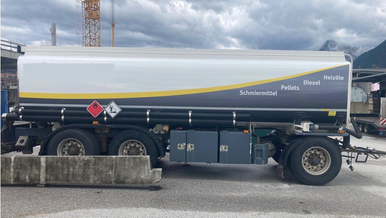 Schwarzmüller Schwingenschlögel, ADR, 3 Kammern, Fuel+Diesel - Прицеп-цистерна: фото 1 Schwarzmüller Schwingenschlögel, ADR, 3 Kammern, Fuel+Diesel - Прицеп-цистерна: фото 1
