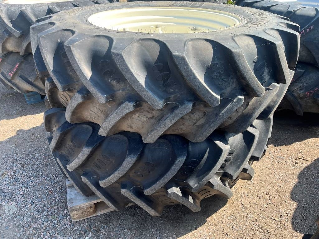 BKT 420/85R34 till New Holland T5070 - Шина для Сельскохозяйственной техники: фото 1 BKT 420/85R34 till New Holland T5070 - Шина для Сельскохозяйственной техники: фото 1