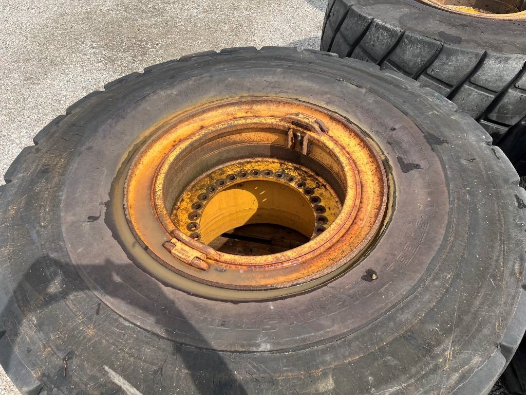 Bridgestone Regummerade 875/65R29 på Volvo L220 fälg - Колесо: фото 4 Bridgestone Regummerade 875/65R29 på Volvo L220 fälg - Колесо: фото 4