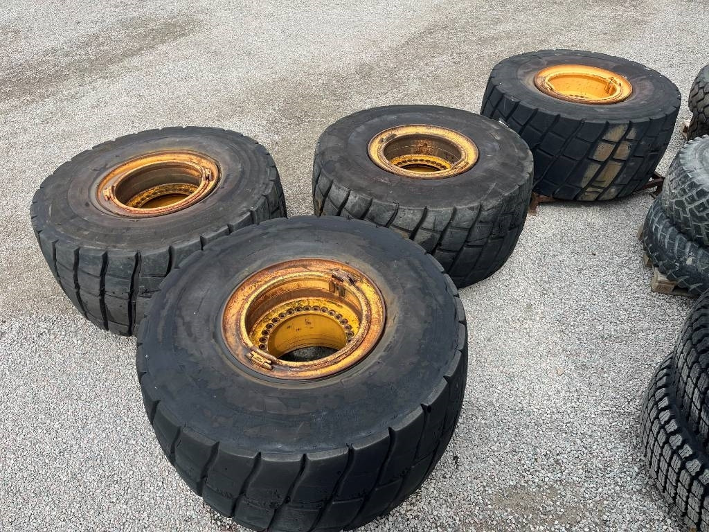 Bridgestone Regummerade 875/65R29 på Volvo L220 fälg - Колесо: фото 1 Bridgestone Regummerade 875/65R29 på Volvo L220 fälg - Колесо: фото 1