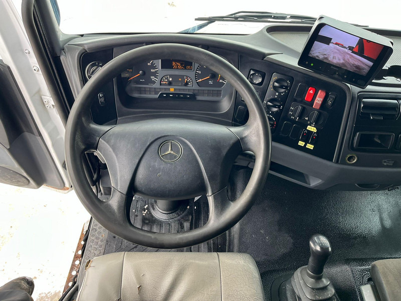 Фото интерьера 1: Грузовик бортовой/ Платформа, Автоманипулятор Mercedes-Benz Atego 1018 4x4 Hiab 077 - B3 HiDUO