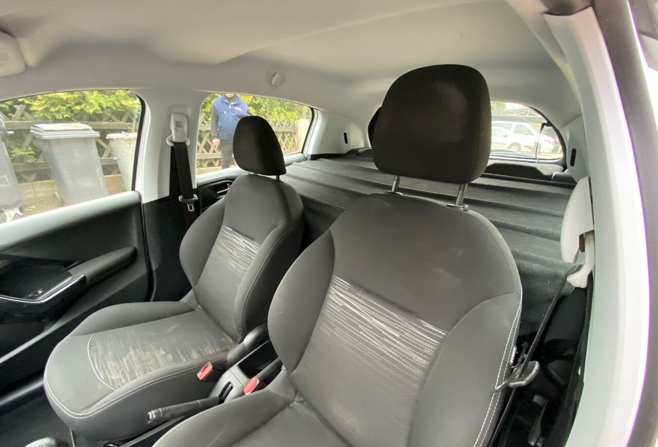 Хэтчбек Peugeot 208: фото 17