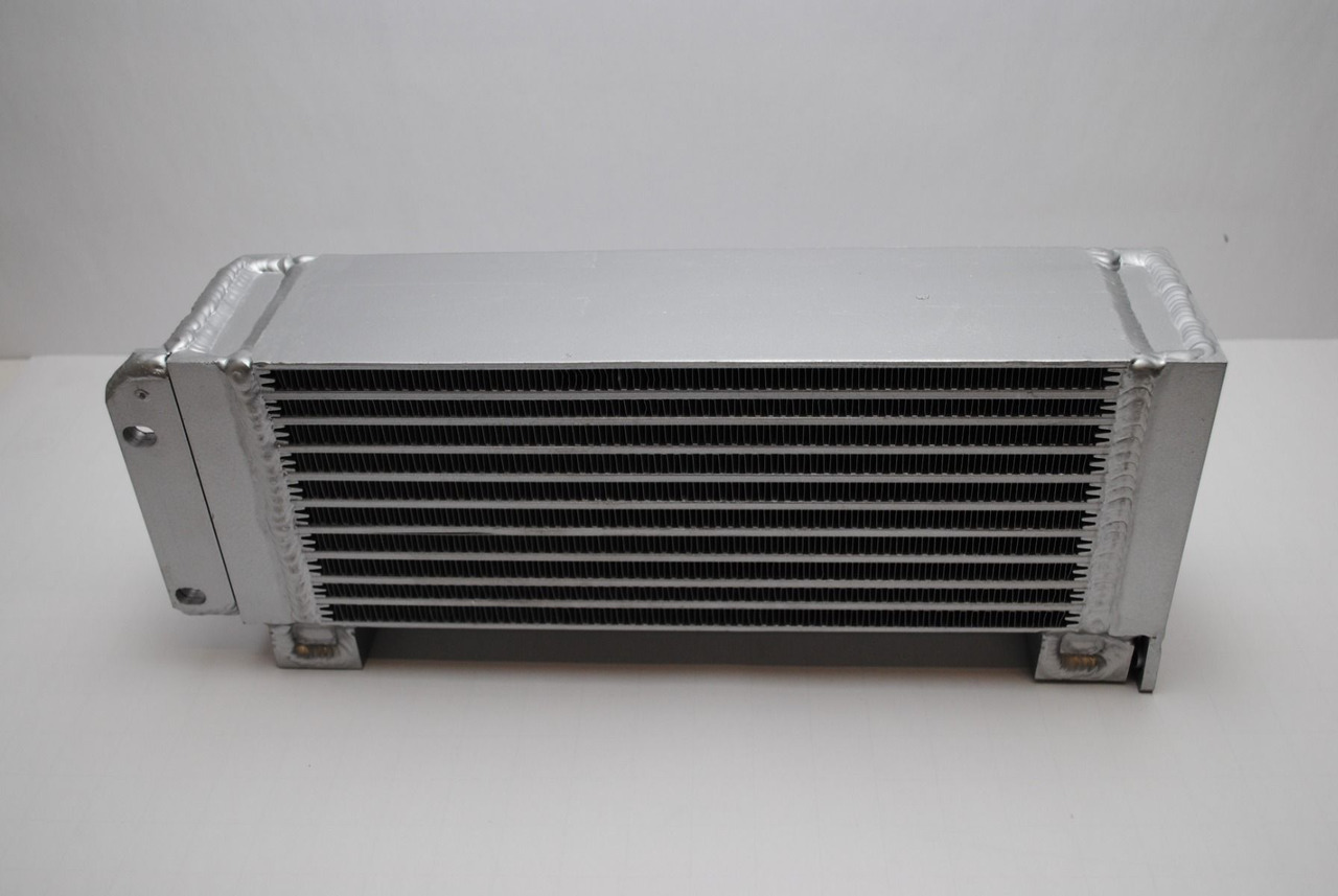 Oliekoeler 04102800 / 04281090 voor Deutz BF4L2011, D2011 L04 I, TD2011 - Масляный радиатор для Строительной техники: фото 1 Oliekoeler 04102800 / 04281090 voor Deutz BF4L2011, D2011 L04 I, TD2011 - Масляный радиатор для Строительной техники: фото 1